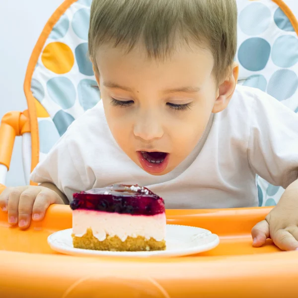 小孩吃蛋糕 — 图库照片