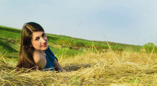 Mulher jovem bonita descansando no verão sobre a natureza — Fotografia de Stock