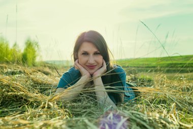 doğa içinde istirahat güzel neşeli kadın