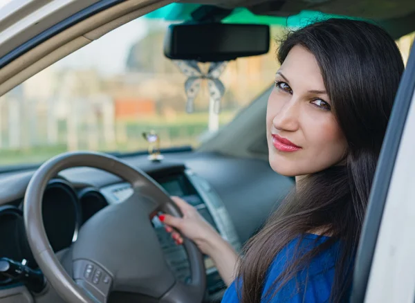 Belle jeune femme au volant d'une voiture — Photo