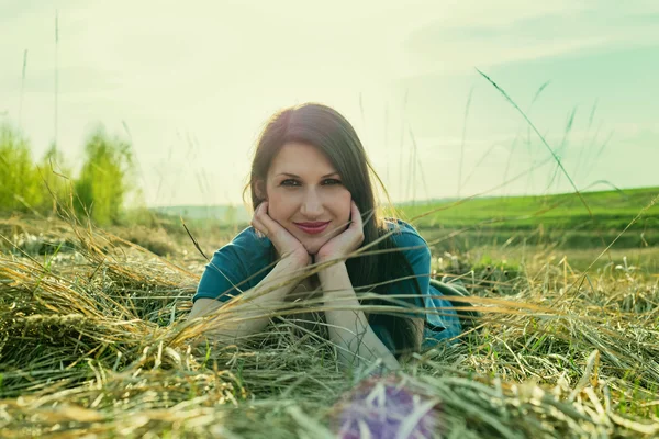 Schöne, fröhliche Frau, die in der Natur ruht — Stockfoto