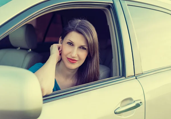 Belle femme réussie voiture de conduite — Photo