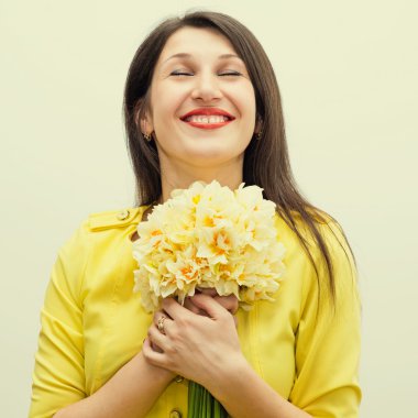 Bir buket çiçekli güzel kız