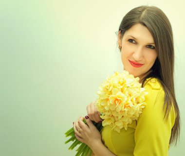 Bir buket çiçekli güzel kız