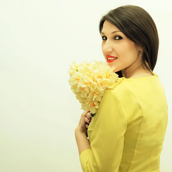 Mooi meisje met een boeket bloemen — Stockfoto