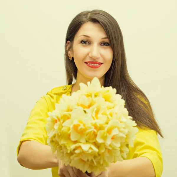 Menina bonita com um buquê de flores — Fotografia de Stock