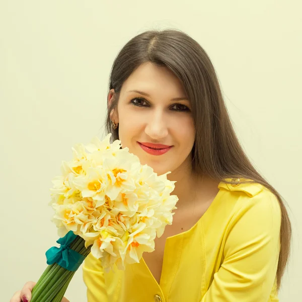 Menina bonita com um buquê de flores — Fotografia de Stock