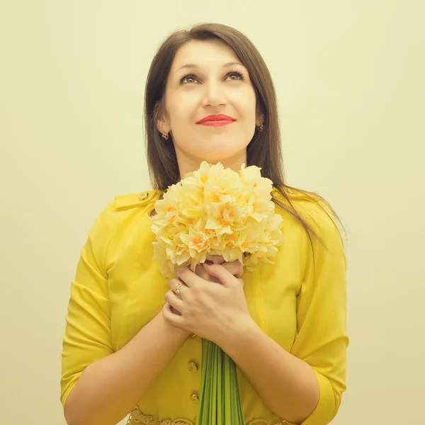 Vacker flicka med en bukett blommor — Stockfoto