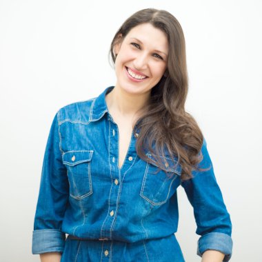 güzel, neşeli bir kadın portresi