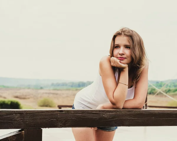 Ritratto di una bella ragazza sulla natura — Foto Stock