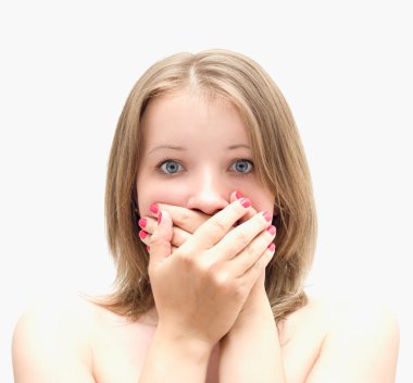 Genç ve güzel bir kız ellerini kapatır, bağırmak için değil.