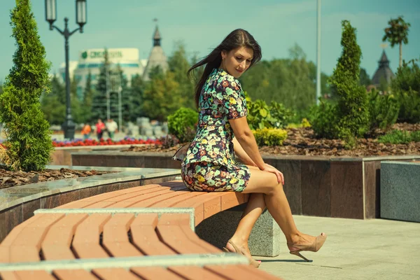 पार्क में एक सुंदर महिला का चित्र — स्टॉक फ़ोटो, इमेज