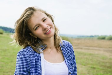 güzel, neşeli bir kız portresi