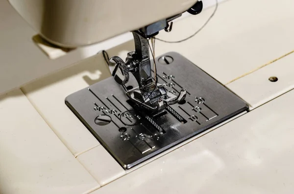 ミシン針とプレス足のあるミシンの縫製エリアの上からの眺め — ストック写真
