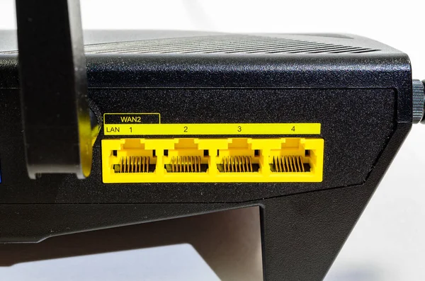 Nahaufnahme Der Lan Ports Eines Wifi Routers Vor Weißem Hintergrund — Stockfoto