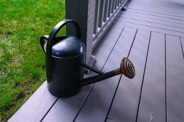 Close Green Watering Can Gray Porch Next Lawn Summer Day — Stock fotografie