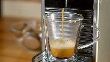 Kahve kapsüllü ve otomatik kahve makineli espresso içeceği yapma süreci. Geleneksel sabah içkisi.