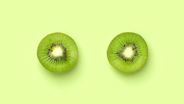 Duas Frutas Kiwi Meio Fatiadas Girando Torno Fundo Verde Claro Gráficos De Vetor
