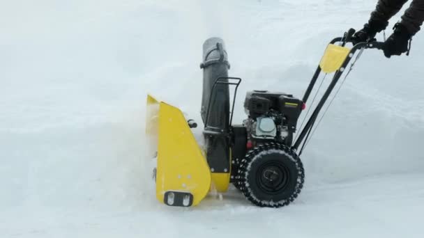 Homem Usando Máquina Arado Neve Para Limpar Estrada Inverno Closeup Vídeo De Bancos De Imagens