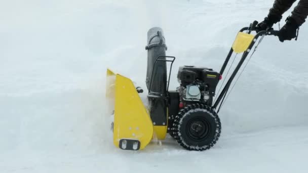 Man Använder Snöplog Maskin För Att Rensa Vägen Vintern Närbild — Stockvideo