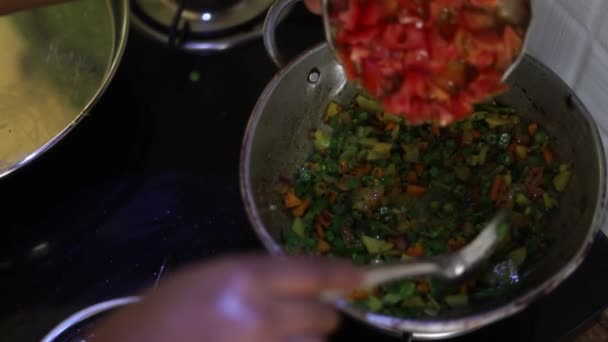 Frituren Van Groenten Stalen Vaten Indiase Keuken — Stockvideo