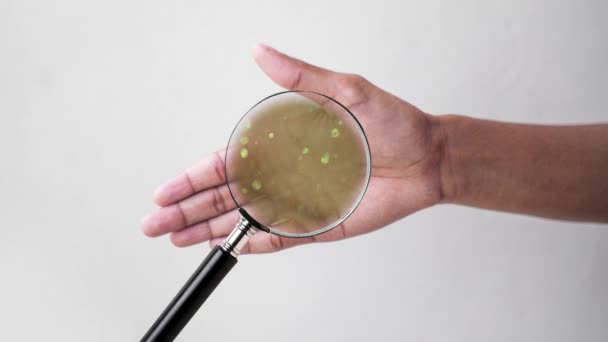 Збільшувальне Скло Показує Вірусні Бактерії Руці Досягають Рукостискання — стокове відео