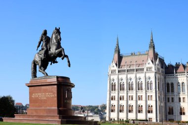 Budapeşte, Macaristan - 5 Ekim 20: Macaristan Parlamentosu önünde Rakoczi Ferenc Anıtı