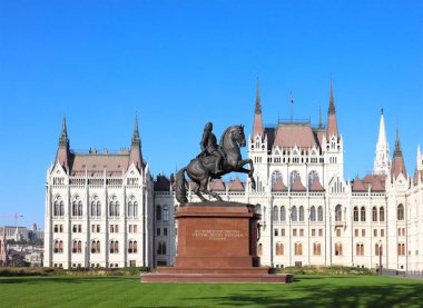 Budapeşte, Macaristan - 5 Ekim 20: Macaristan Parlamentosu önünde Rakoczi Ferenc Anıtı