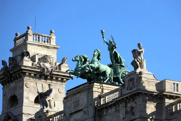 Budapest Magyarország Október Szobor Magyar Parlament Melletti Néprajzi Múzeum Épületéről — Stock Fotó