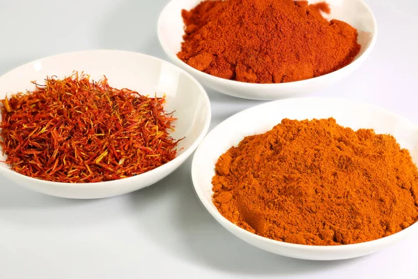 Baharat safranı ve kırmızı biber.