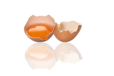 Kırık yumurta kabuğu, yumurta sarısı ve yumurta beyazı beyaz arka planda izole edilmiş.