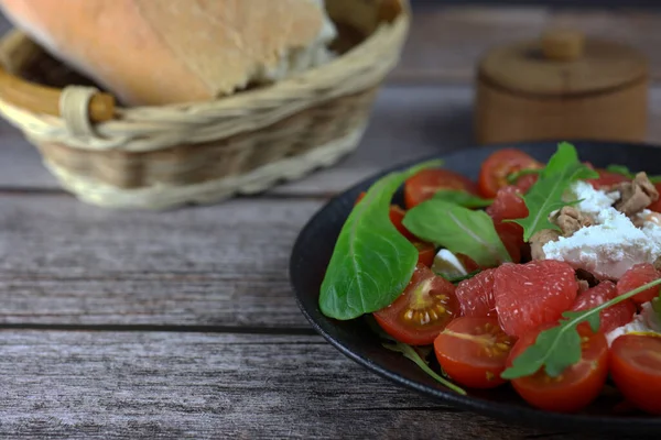 sağlıklı roka salatası, kiraz domatesleri, greyfurt, yumuşak peynir ve ton balığı, köy usulü.