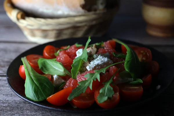 sağlıklı roka salatası, kiraz domatesleri, greyfurt, yumuşak peynir ve ton balığı, köy usulü.