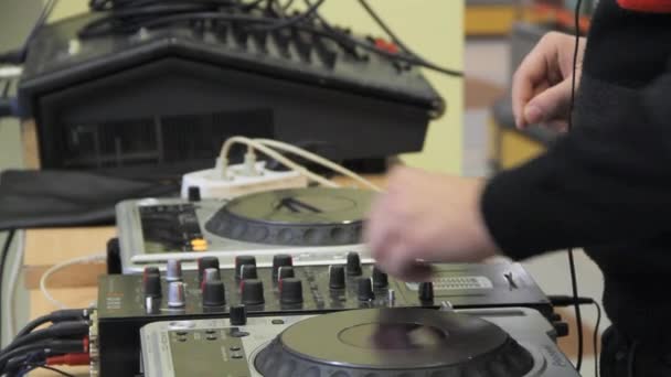 DJ χέρια αναμιγνύεται ήχο — Αρχείο Βίντεο