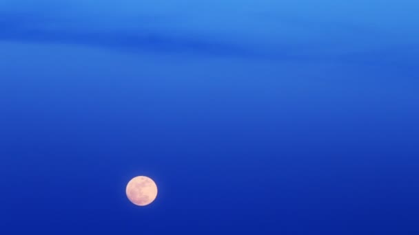 pleine lune dans le ciel 
