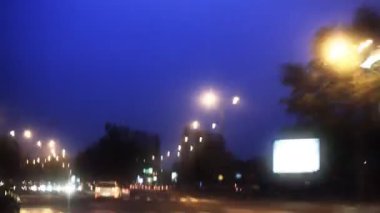 Geceleri şehirde trafik