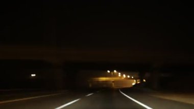 Geceleri şehirde trafik