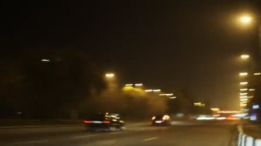 Geceleri şehirde trafik