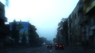 Geceleri şehirde trafik