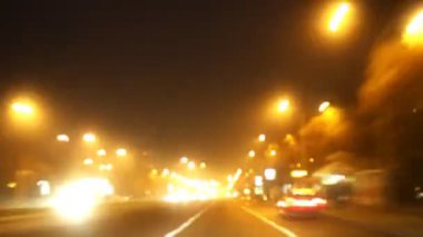 Geceleri şehirde trafik