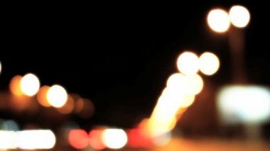 Geceleri şehirde trafik