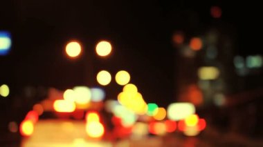 Geceleri şehirde trafik