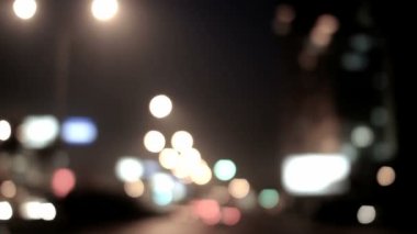 Geceleri şehirde trafik