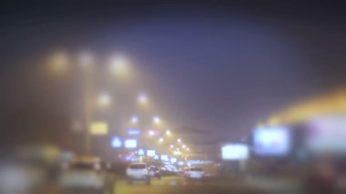 Geceleri şehirde trafik