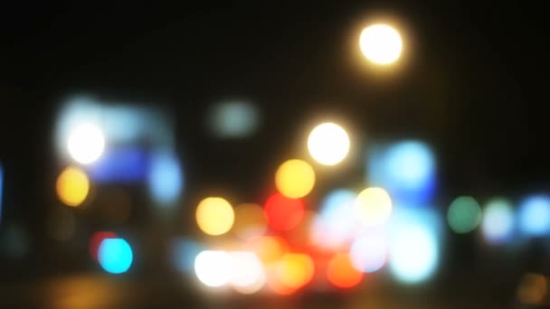 Трафик в городе ночью — стоковое видео