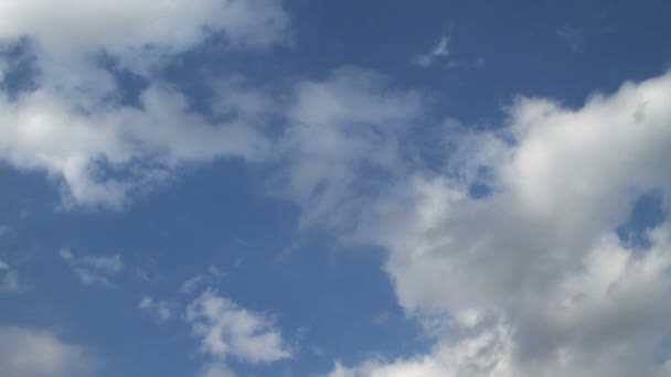 Облака время истекает голубое небо — стоковое видео