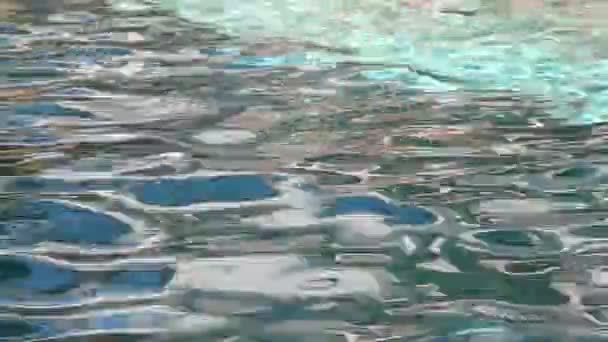 Reflejar la ola de agua en la piscina — Vídeo de stock
