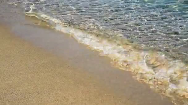 Hermosa playa de arena con olas en el mar — Vídeo de stock