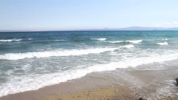 Красивий піщаний пляж з хвилями в морі — стокове відео