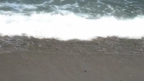 海の波、美しい砂浜のビーチ — ストック動画